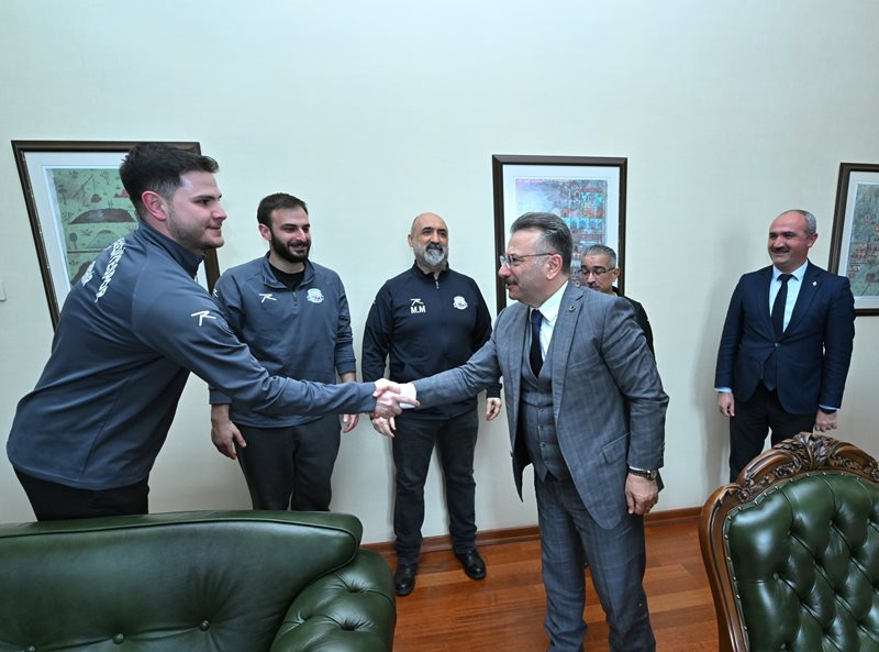 Mihalıççık Belediye Başkanı Haydar Çorum ve  Mihalıççık Belediyespor Hentbol takımının oyuncuları, Valimiz Sayın Hüseyin Aksoy'u ziyaret etti.