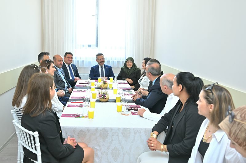 Sabiha-Fahrettin Demir Anaokulu'nun açılışını gerçekleştiren Valimiz Sayın Hüseyin Aksoy, tören sonrası okul öğretmenleriyle bir araya geldi.