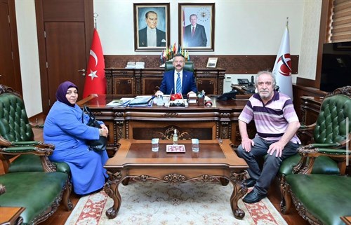 Şehit Deniz Astsb. Üçvş. Ömer Burak Öğüt'ün babası Hüseyin İzzet Öğüt ve teyzesi Şule Örs, Valimiz Sayın Hüseyin Aksoy'u ziyaret etti.