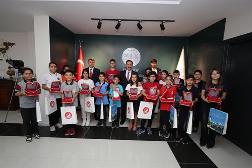Üstün Başarı Gösteren Öğrencilerimiz Valimiz Mustafa MASATLI Tarafından Ödüllendirildi.