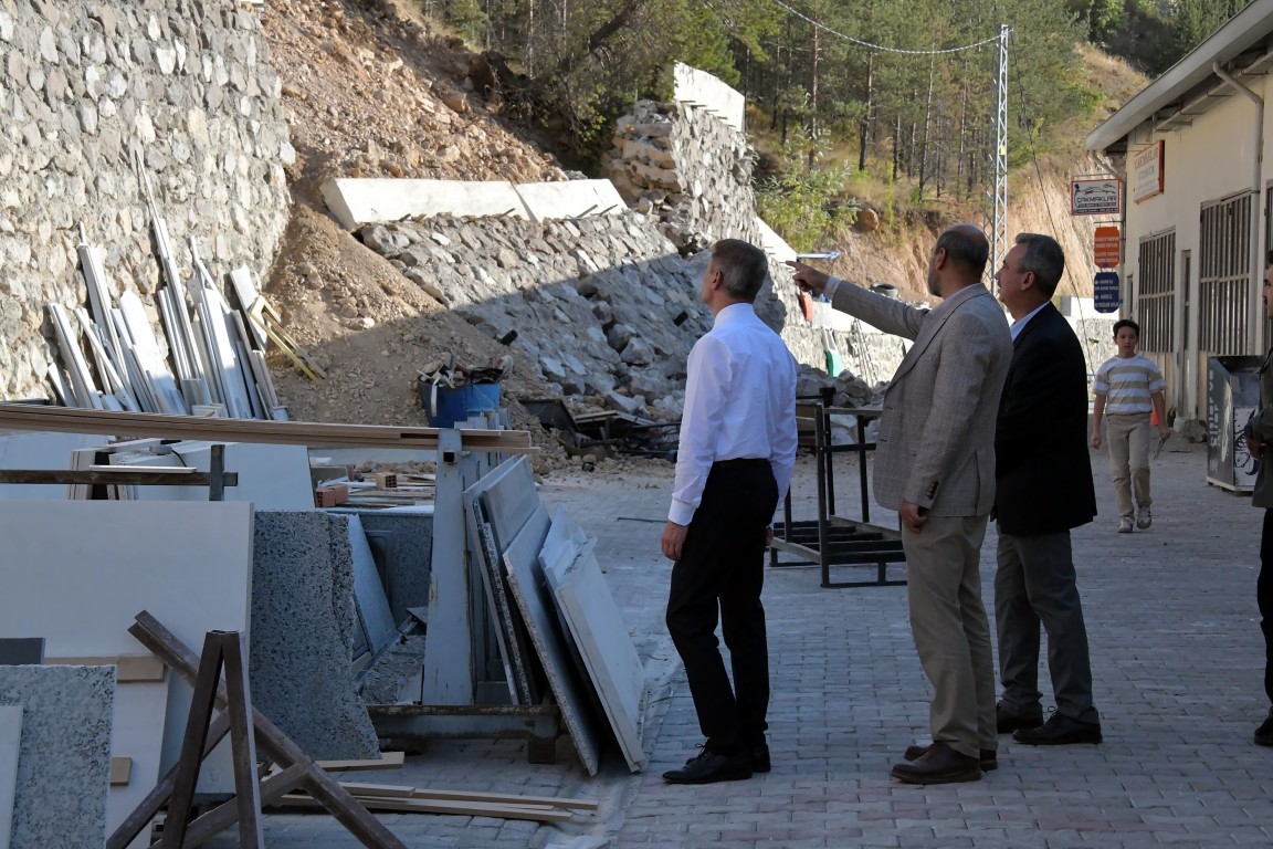 Valimiz Aydın Baruş Bağlarbaşı Sanayi Sitesi’nde Meydana Gelen Heyelan Alanını Yerinde İnceledi
