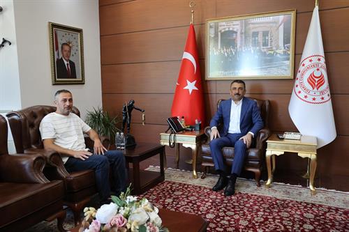 Vali Osman Hacıbektaşoğlu, Asma Mahallesi Muhtarı Veysel Uzuner'i Kabul Etti