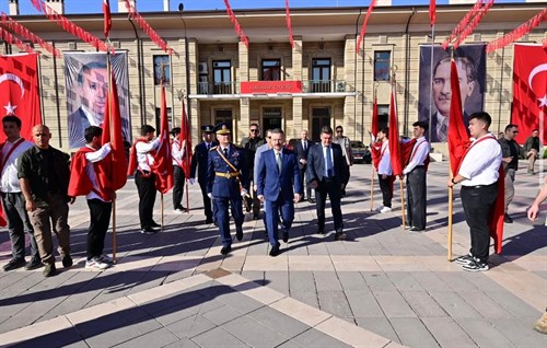 30 Ağustos Zafer Bayramı ve Türk Silahlı Kuvvetleri Günü kutlamaları Valilik önündeki Atatürk Anıtı’na çelenk sunumu ile başladı.