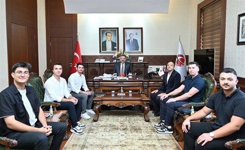 Eskişehir Osmangazi Üniversitesi Mavera Teknoloji Takımı Koordinatörü Burak Sarıkaya ve takım üyeleri, Valimiz Sayın Hüseyin Aksoy’u ziyaret etti.