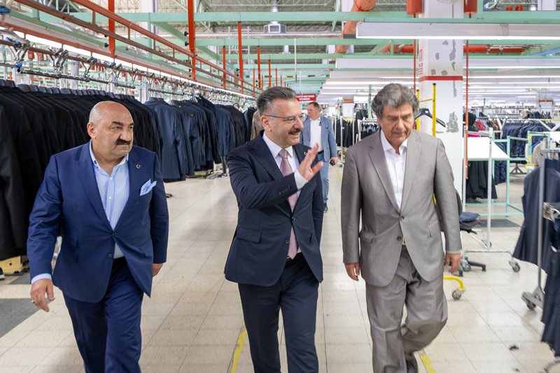 Valimiz Sayın Hüseyin Aksoy, Sarar Fabrikasını ziyaret etti. Çalışanların geçmiş bayramını kutlayarak kolaylıklar diledi.
