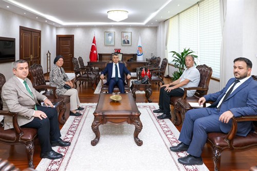 VALİMİZ SAYIN ATİLLA TOROS, ZİYARETİNE GELEN ŞEHİT SAĞLIK ASTSUBAY ÇAVUŞ MEHMET MUHAMMET AKAY’IN ANNESİ KEZBAN AKAY VE BABASI OSMAN AKAY İLE GÖRÜŞTÜ
