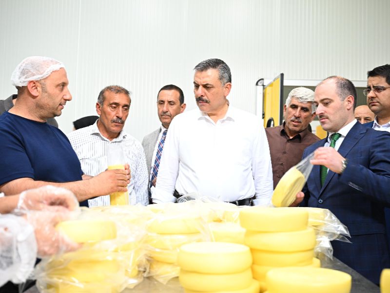Vali Mustafa Çiftçi, Oltu OSB’de Koçhan Süt Ürünleri Fabrikasını Ziyaret Etti