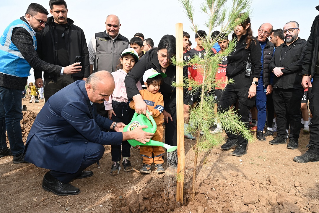 Batman'da, Milli Ağaçlandırma Günü’nde 2 Bin 250 Fidan Toprakla Buluştu