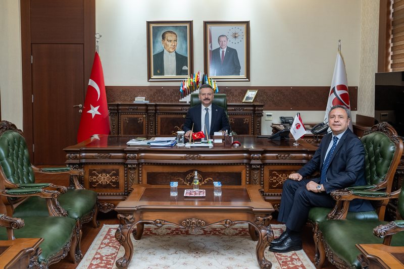 Bilecik İl Emniyet Müdürü Hakan Yılmaz, Valimiz Sayın Hüseyin Aksoy'u ziyaret etti.