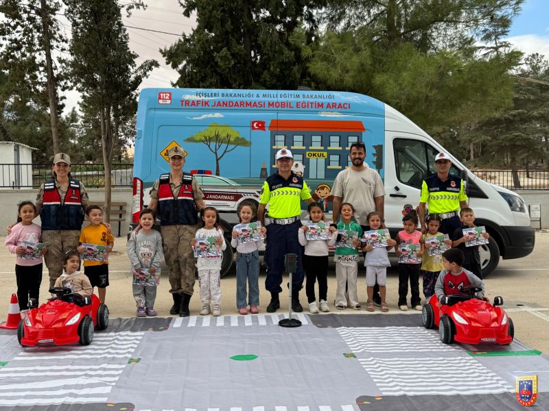 Trafik Jandarma Ekipleri, Öğrencileri Trafik ve Güvenlik Konularında Bilgilendirdi