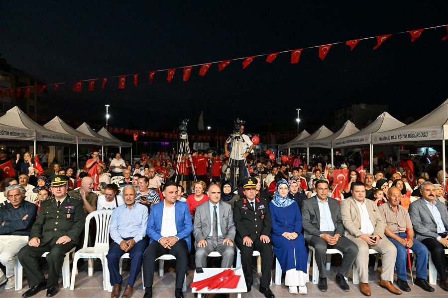 15 Temmuz Demokrasi ve Milli Birlik Günü’nde Vatandaşlar Cumhuriyet Meydanını Doldurdu