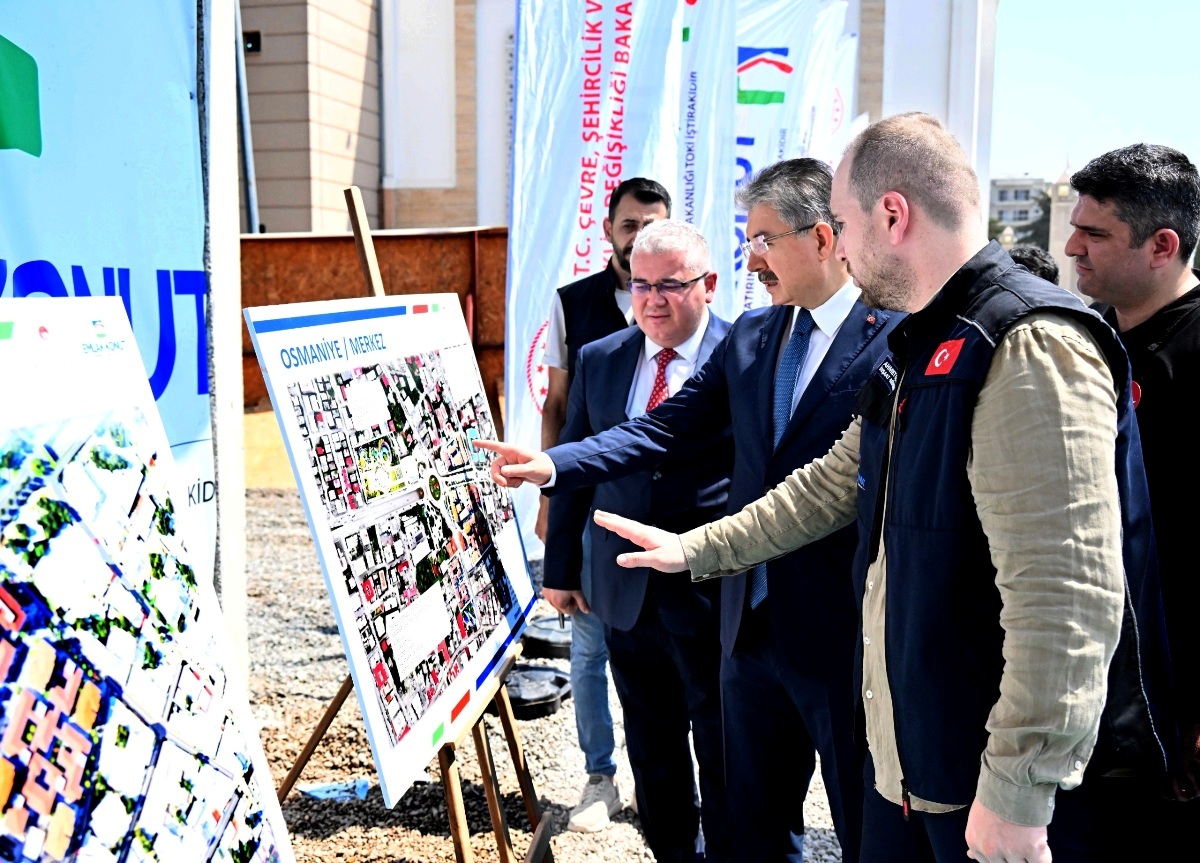 Vali Dr. Erdinç Yılmaz, Esenevler Mahallesi Rezerv Alanında Yapımı Devam Eden Deprem Konutları İnşaatında İncelemelerde Bulundu