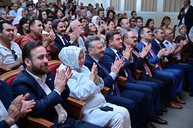 Valimiz Sayın Hüseyin Aksoy, Aile ve Sosyal Hizmetler İl Müdürü Orhan Bayrak'ın nikah merasimine katıldı.