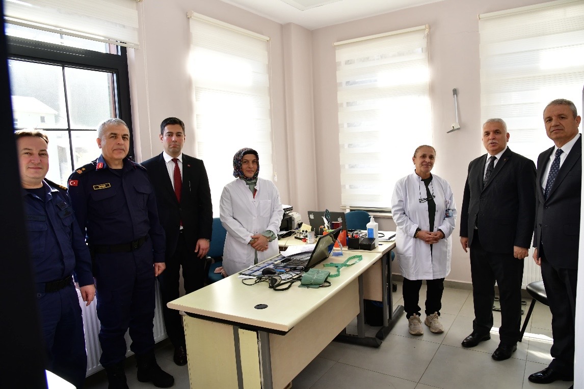 Vali Aziz Yıldırım, Çarşıbaşı Yavuz Aile Sağlığı Merkezini Ziyaret Etti