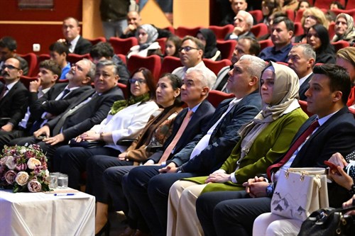 Vali Turan, "Yarınlara Geç Kalmadan" adlı tiyatro oyununu izledi…