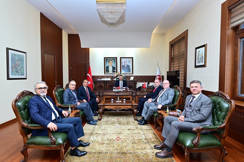 Eskişehir Sanayi Odası Yönetim Kurulu Başkanı Celalettin Kesikbaş ve beraberindekiler  Valimiz Sayın Hüseyin Aksoy'u makamında ziyaret etti.