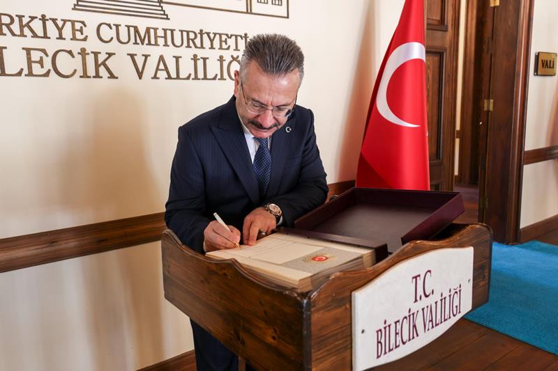 Sayın Valimiz Hüseyin Aksoy, Bilecik Valisi Sayın Faik Oktay Sözer'i makamında ziyaret etti.