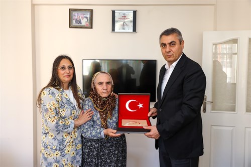 VALİMİZ SAYIN ATİLLA TOROS VE EŞİ DUDU İREM TOROS HANIMEFENDİ, ŞEHİT UZMAN ÇAVUŞ TURĞUT ALP'İN ANNESİ FATMA DÖŞEYİCİ'YE ZİYARETTE BULUNDU