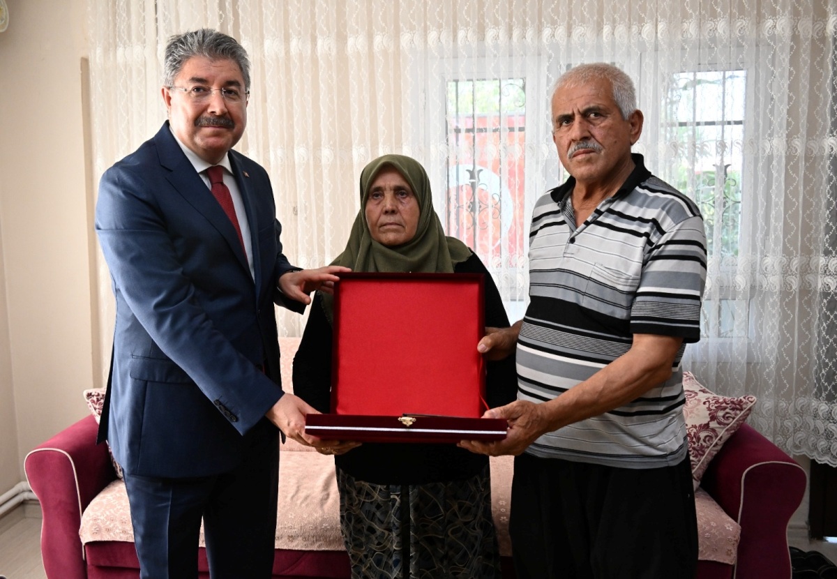 Vali Dr. Erdinç Yılmaz, 15 Temmuz Şehidimiz Özel Harekat Polis Memuru Mehmet Karacatilki’nin Ailesini Ziyaret Etti