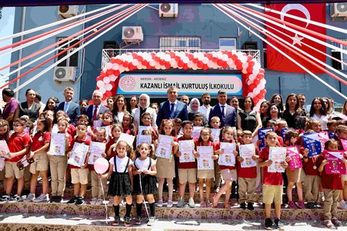 VALİMİZ SAYIN ATİLLA TOROS, 2024-2025 EĞİTİM ÖĞRETİM YILININ SONA ERMESİYLE ÖĞRENCİLERE KARNELERİNİ VERDİ, SEVİNÇLERİNE ORTAK OLDU