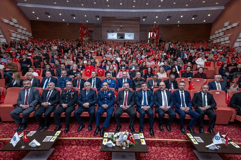 Valimiz Sayın Hüseyin Aksoy, 18 Mart Şehitleri Anma Günü ve Çanakkale Deniz Zaferi'nin 110. yıldönümü dolayısıyla düzenlenen anma programına katıldı.