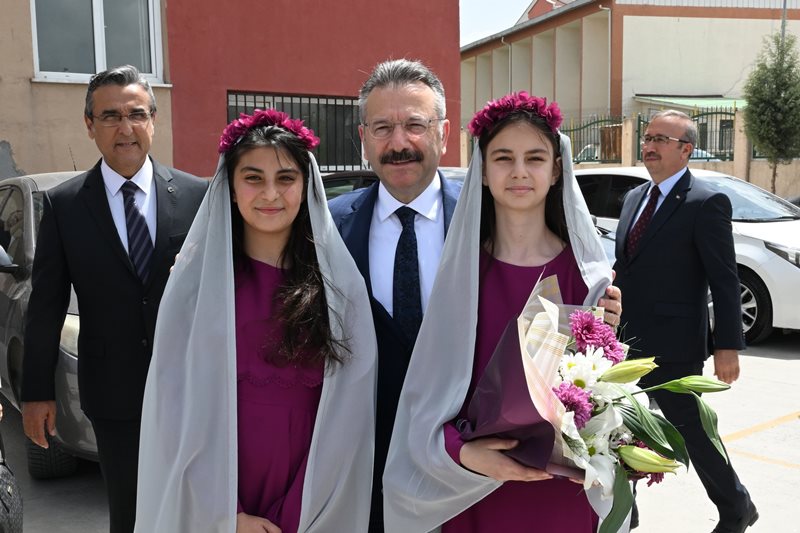 Valimiz Sn. Hüseyin Aksoy, Yunus Emre Kültür ve Sanat Haftası etkinlikleri kapsamında Necip Fazıl Kısakürek Ortaokulu'nda düzenlenen programa katıldı.