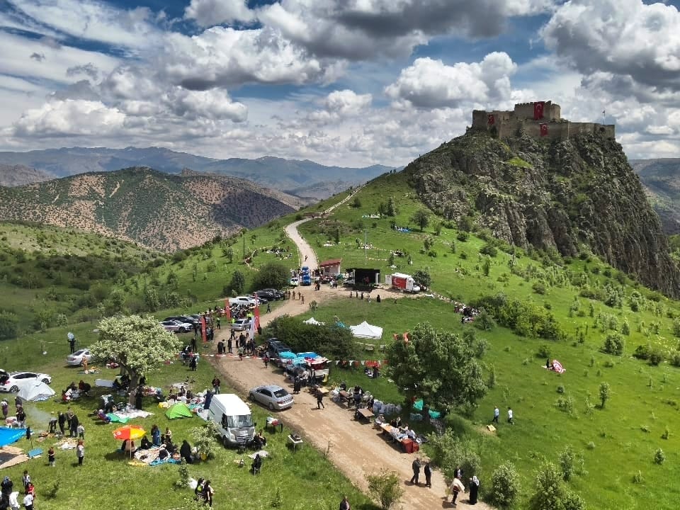 Valimiz Aydın Baruş Tarihi Kov Kalesi’nde Düzenlenen Geleneksel Hıdırellez Şenliklerine Katıldı