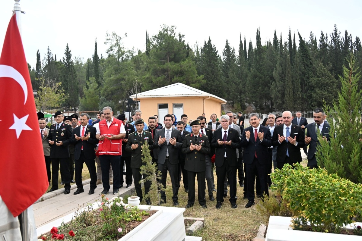 Vali Dr. Erdinç Yılmaz ve Protokol Mensupları, 15 Temmuz Demokrasi ve Milli Birlik Günü Dolayısıyla Şehitliği Ziyaret Ettiler