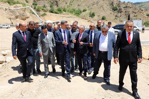 Valimiz Aydın Baruş Kelkit Söğütlü’de Yapımı Süren Geçici Hayvan Barınağında İncelemelerde Bulundu