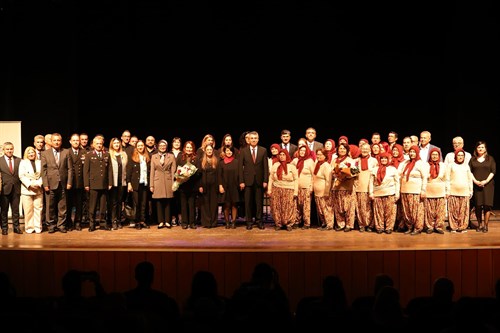 VALİMİZ SAYIN ATİLLA TOROS, EŞİ DUDU İREM TOROS HANIMEFENDİ İLE BİRLİKTE 8 MART DÜNYA KADINLAR GÜNÜ KUTLAMA PROGRAMINA KATILDI