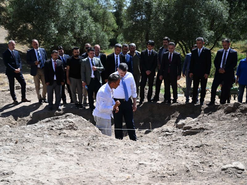 Vali Mustafa Çiftçi, 5 Bin Yıllık Parmaksız Kale Höyüğü’nde İncelemelerde Bulundu