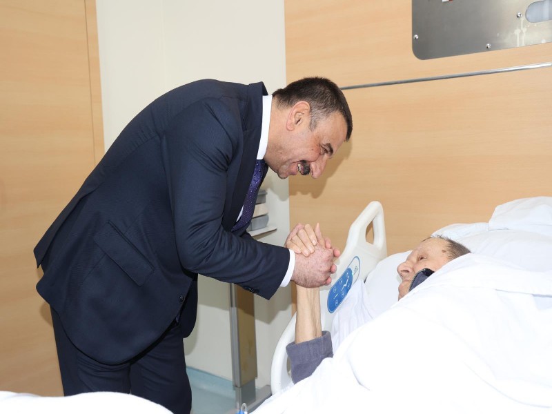 Vali Osman Hacıbektaşoğlu, Hastanede Tedavi Gören Kıymetli Şehit Babalarını Ziyaret Etti