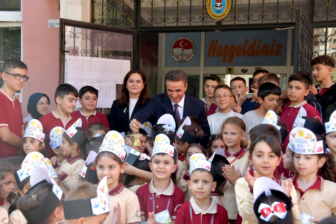 Valimiz Aydın Baruş Yeni Eğitim-Öğretim Yılının Açılışında Öğrencilerle Birlikte İlk Ders Zilini Çaldı
