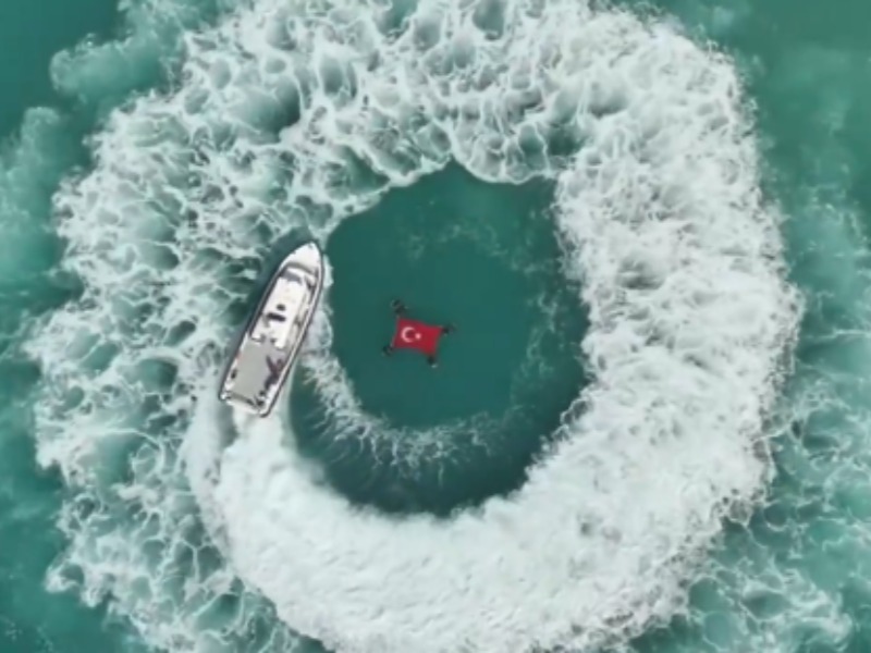 Hatay’da Dalgıç Polisler, Cumhuriyetin 102. Yılında Türk Bayrağını Su Altında Dalgalandırdı