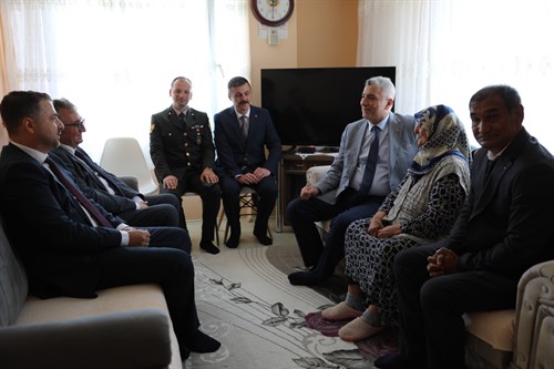 Ticaret Bakanı Bolat ve Vali Vekili Güler Şehit Ailesini Ziyaret Etti