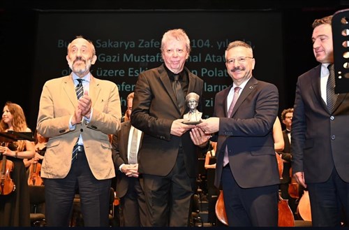 Valimiz Sayın Hüseyin Aksoy ve eşi Hülya Aksoy Hanımefendi, “Yankılı Tepeler Senfonik Şiiri”nin ilk seslendirilişine katıldı.