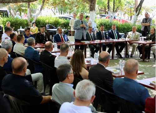 Ticaret Bakanı Bolat ve Vali Vekili Güler Vatandaşla ve Görevi Başında Bulunan Personelle Bayramlaştı