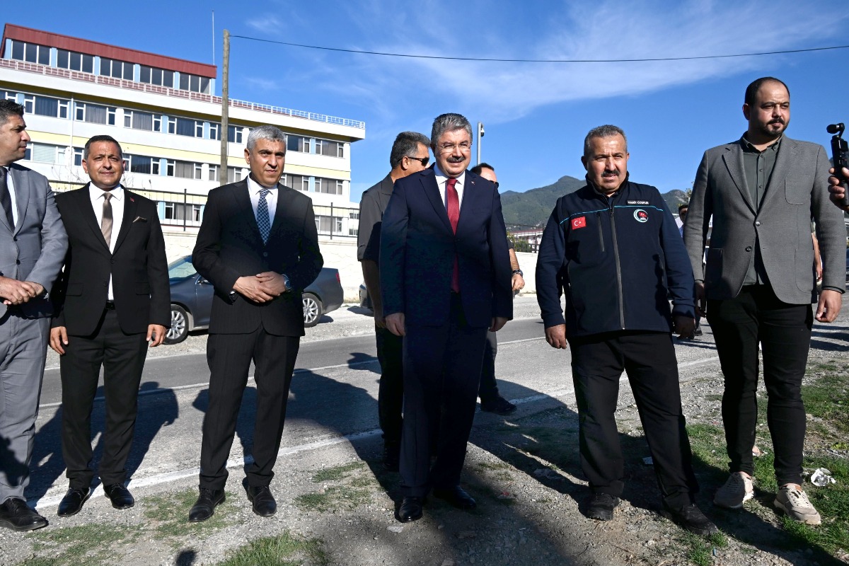Vali Yılmaz, İl Özel İdaresinin Sondaj Makinesi ile Çardak Eğitim Kampüsünde Yapılan Sondaj Çalışmasını Yerinde İnceledi