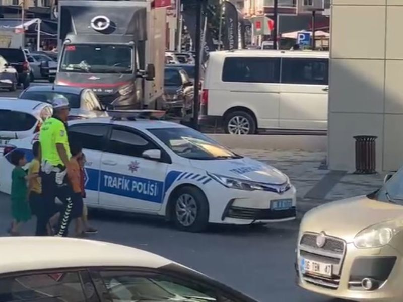 Trafik Polisinden Yürek Isıtan Görüntü