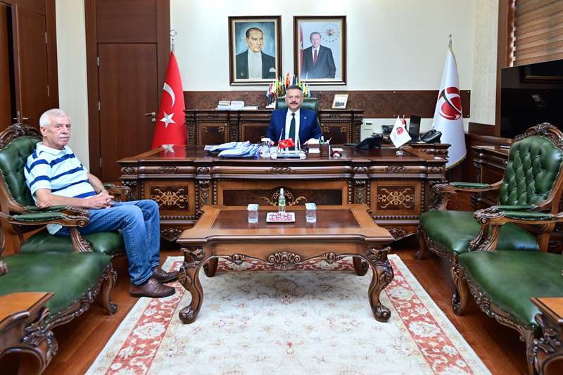Anadolu Üniversitesi önceki dönem Rektörlerinden Prof. Dr. Davut Aydın Valimiz Sayın Hüseyin Aksoy’u ziyaret etti.