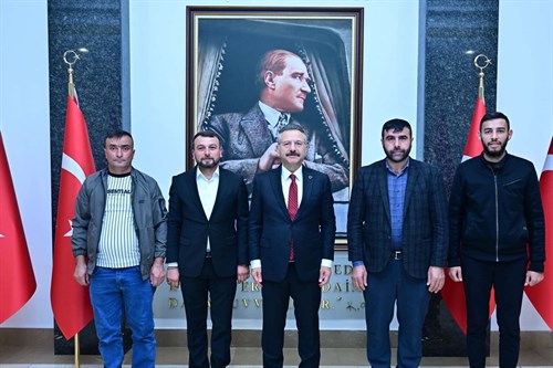 Eskişehir Samsunlular Dernek Başkanı Kamil Demir ve beraberindeki yönetim kurulu üyeleri Valimiz Sayın Hüseyin Aksoy’u ziyaret etti.