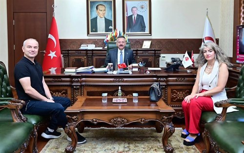 Özbesin A.Ş. Yönetim Kurulu Başkanı Nejla Duran ve Özbesin Protokol Müdürü Orhan Erçevik Valimiz Sayın Hüseyin Aksoy’u ziyaret etti.