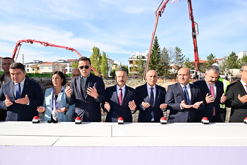 Valimiz Sayın Hüseyin Aksoy Cafer Güven Huzurevi Yaşlı Bakım ve Rehabilitasyon Merkezi'nin temel atma törenine katıldı.