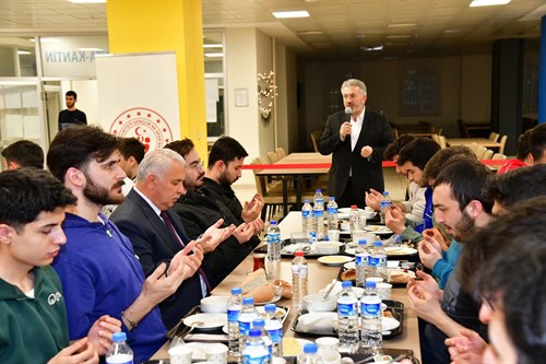 Vali Yıldırım KYK Yurdu'nda Kalan Öğrencilerle Sahurda Buluştu