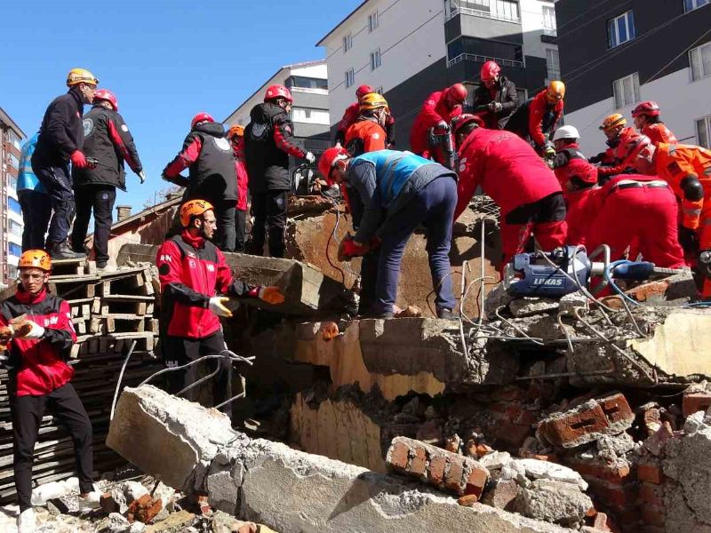 Bitlis’te 438 Kişinin Katılımıyla Deprem Tatbikatı Yapıldı