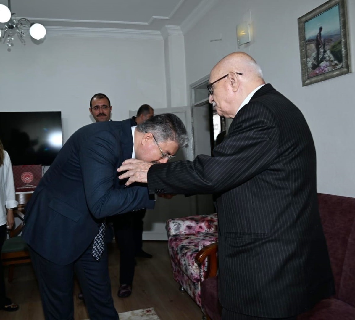 Vali Yılmaz, Şehidimiz Jandarma Astsubay Üstçavuş İsmail Işıkbol’un Ailesini Kadirli İlçemizdeki Evlerinde Ziyaret Etti