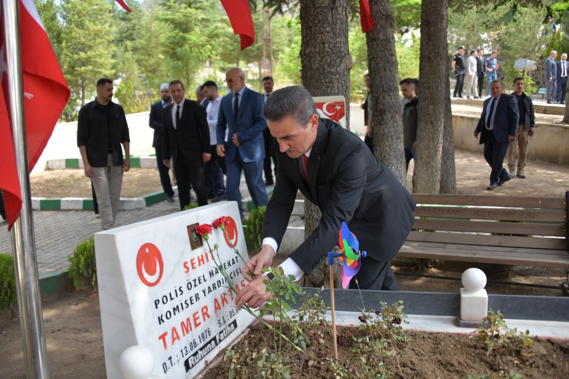 Valimiz Aydın Baruş Şehit Kabirlerini Ziyaret Etti