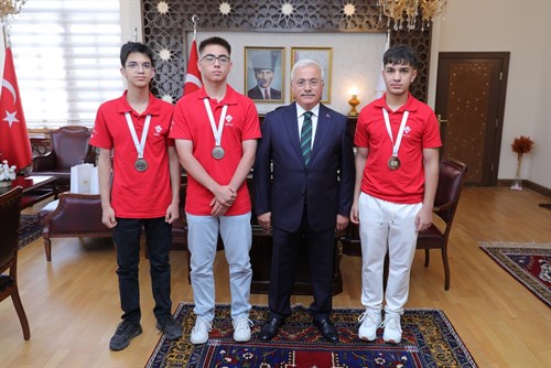 TÜBİTAK Türkiye İkincileri Vali Kumbuzoğlu’nu Ziyaret Etti