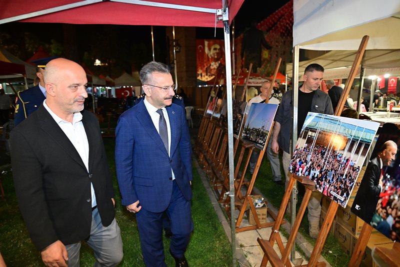 Valimiz Sayın Hüseyin Aksoy, 15 Temmuz Demokrasi ve Milli Birlik Günü Anma etkinlikleri kapsamında Valilik Meydanında kurulan resim sergisini gezdi.