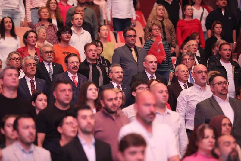 Valimiz Sayın Hüseyin Aksoy, EBB Senfoni Orkestrası'nın Cumhuriyet Konseri'nde Coşkuya Ortak Oldu